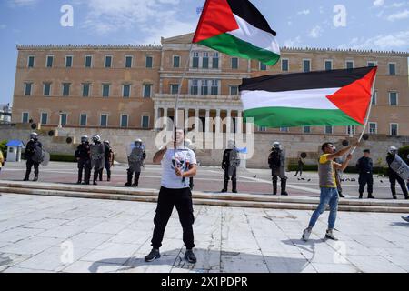 Athènes, Grèce. 17 avril 2024. Les manifestants brandissent le drapeau palestinien devant le parlement grec en criant « Palestine libre ». Des milliers de personnes sont descendues dans les rues de la capitale grecque lors d’une grève nationale de 24 heures condamnant la montée de la pauvreté et la flambée de l’inflation exigeant des augmentations de salaires et la restauration des conventions collectives de travail. Crédit : Dimitris Aspiotis/Alamy Live News Banque D'Images