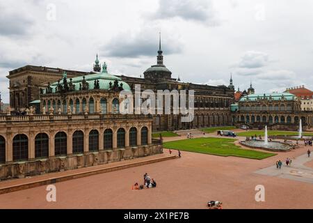 Complexe palatial Zwinger, touristes et fontaines sur les jardins. Dresde, Allemagne Banque D'Images