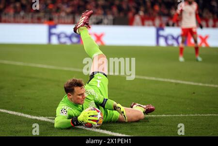 MUNICH, ALLEMAGNE - 17 AVRIL : Manuel Neuer du Bayern Muenchen en action lors du match de deuxième match quart de finale de l'UEFA Champions League opposant le FC Bayern München et l'Arsenal FC à l'Allianz Arena le 17 avril 2024 à Munich, Allemagne. © diebilderwelt / Alamy Live News Banque D'Images