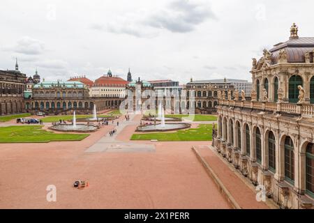 Complexe palatial Zwinger, touristes et fontaines sur les jardins. Dresde, Allemagne Banque D'Images