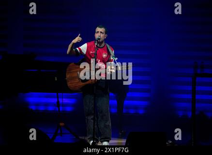 The Doug jouant en concert au Hall One, King's place, Londres The Doug (Jules Garnier) est un chanteur et rappeur pop français. Il chante surtout sur sa vie personnelle. Banque D'Images