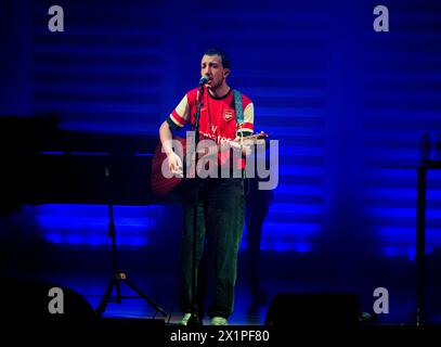 The Doug jouant en concert au Hall One, King's place, Londres The Doug (Jules Garnier) est un chanteur et rappeur pop français. Il chante surtout sur sa vie personnelle. Banque D'Images