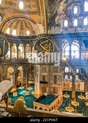 Istanbul, Turquie - 30 mars 2024 : intérieur de Sainte-Sophie à Istanbul avec coupole et peintures spectaculaires. Banque D'Images