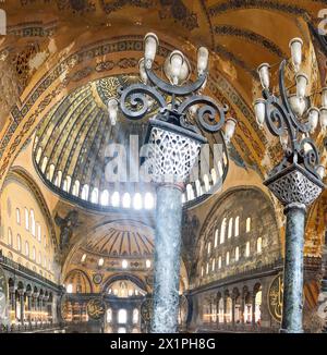 Istanbul, Turquie - 30 mars 2024 : intérieur de Sainte-Sophie à Istanbul avec coupole et peintures spectaculaires. Banque D'Images