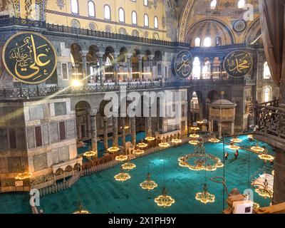 Istanbul, Turquie - 30 mars 2024 : intérieur de Sainte-Sophie à Istanbul avec coupole et peintures spectaculaires. Banque D'Images