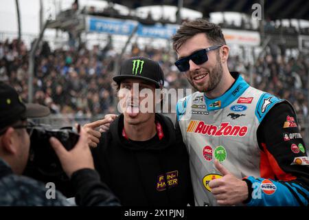 Ben Hobson (à gauche) et James Deane (à droite) posent pour une photo pour leurs sponsors alors que James Deane venait de prendre la première place de la compétition pour la première ronde. Formula Drift est de retour pour une autre année de compétition, débutant sa première manche dans les rues du centre-ville de long Beach. Avec les nouveaux supports de semis mis en place cette année, les pilotes ont pu se frayer un chemin vers le sommet au lieu des tours de qualification effectués les années précédentes. Cela a donné aux fans une meilleure expérience visuelle de l'événement et a permis aux pilotes de vraiment tester leurs compétences dans une compétition féroce. Après un week-end froid et humide plein o Banque D'Images