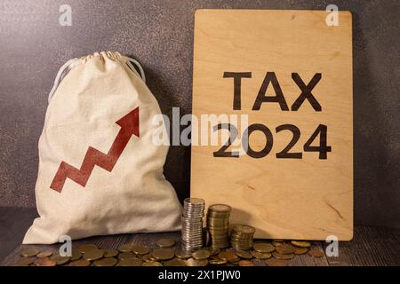 TAXE 2024 . Concept de taxe sur la valeur ajoutée. texte sur la page près du clavier blanc et du calendrier, Banque D'Images