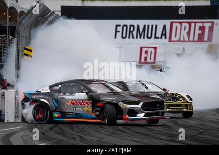 James Deane (à gauche) et Federico Sceriffo (à droite) embrassent le mur alors que la dérive dans le coin deux pendant les batailles de semis. Formula Drift est de retour pour une autre année de compétition, débutant sa première manche dans les rues du centre-ville de long Beach. Avec les nouveaux supports de semis mis en place cette année, les pilotes ont pu se frayer un chemin vers le sommet au lieu des tours de qualification effectués les années précédentes. Cela a donné aux fans une meilleure expérience visuelle de l'événement et a permis aux pilotes de vraiment tester leurs compétences dans une compétition féroce. Après un week-end froid et humide plein de nombreuses difficultés, y compris un devas Banque D'Images