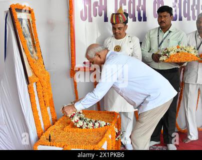 Patna, Inde. 17 avril 2024. PATNA, INDE - 17 AVRIL : le gouverneur du Bihar Rajendra Vishwanath Arlekar rend hommage à l'ancien ministre en chef du Bihar Vinodanand Jha à l'occasion de son anniversaire de naissance au S.K. Memorial Hall le 17 avril 2024 à Patna, en Inde. (Photo de Santosh Kumar/Hindustan Times/Sipa USA) crédit : Sipa USA/Alamy Live News Banque D'Images