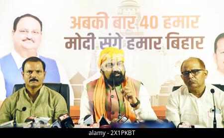 Patna, Inde. 17 avril 2024. PATNA, INDE - 17 AVRIL : Samrat Choudhary, vice-ministre en chef du Bihar et président du BJP, s'adressant à une conférence de presse au BJP Media Centre, Hotel Chanakya, le 17 avril 2024 à Patna, en Inde. (Photo de Santosh Kumar/Hindustan Times/Sipa USA) crédit : Sipa USA/Alamy Live News Banque D'Images