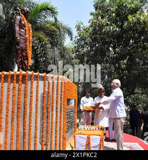 Patna, Inde. 17 avril 2024. PATNA, INDE - 17 AVRIL : le gouverneur du Bihar, Rajendra Vishwanath Arlekar, rend hommage à l'ancien premier ministre Chandrashekhar à l'occasion de son anniversaire de naissance à la colonie d'habitation de Bahadurpur, Kankarbagh, le 17 avril 2024 à Patna, en Inde. (Photo de Santosh Kumar/Hindustan Times/Sipa USA) crédit : Sipa USA/Alamy Live News Banque D'Images