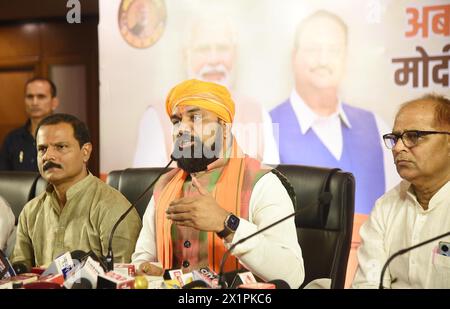 Patna, Inde. 17 avril 2024. PATNA, INDE - 17 AVRIL : Samrat Choudhary, vice-ministre en chef du Bihar et président du BJP, s'adressant à une conférence de presse au BJP Media Centre, Hotel Chanakya, le 17 avril 2024 à Patna, en Inde. (Photo de Santosh Kumar/Hindustan Times/Sipa USA) crédit : Sipa USA/Alamy Live News Banque D'Images