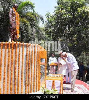 Patna, Inde. 17 avril 2024. PATNA, INDE - 17 AVRIL : le gouverneur du Bihar, Rajendra Vishwanath Arlekar, rend hommage à l'ancien premier ministre Chandrashekhar à l'occasion de son anniversaire de naissance à la colonie d'habitation de Bahadurpur, Kankarbagh, le 17 avril 2024 à Patna, en Inde. (Photo de Santosh Kumar/Hindustan Times/Sipa USA) crédit : Sipa USA/Alamy Live News Banque D'Images