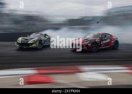 Dean Kearney (à gauche) et Ken Gushi (à droite) se battent pour progresser en compétition. Formula Drift est de retour pour une autre année de compétition, débutant sa première manche dans les rues du centre-ville de long Beach. Avec les nouveaux supports de semis mis en place cette année, les pilotes ont pu se frayer un chemin vers le sommet au lieu des tours de qualification effectués les années précédentes. Cela a donné aux fans une meilleure expérience visuelle de l'événement et a permis aux pilotes de vraiment tester leurs compétences dans une compétition féroce. Après un week-end froid et humide plein de nombreuses difficultés, y compris un incendie dévastateur de moteur, James Deane était abl Banque D'Images