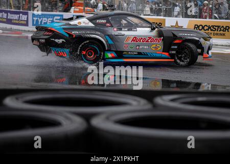 James Deane glisse sous la pluie en combattant pour se hisser dans le top 8 de la compétition. Formula Drift est de retour pour une autre année de compétition, débutant sa première manche dans les rues du centre-ville de long Beach. Avec les nouveaux supports de semis mis en place cette année, les pilotes ont pu se frayer un chemin vers le sommet au lieu des tours de qualification effectués les années précédentes. Cela a donné aux fans une meilleure expérience visuelle de l'événement et a permis aux pilotes de vraiment tester leurs compétences dans une compétition féroce. Après un week-end froid et humide plein de nombreuses difficultés, y compris un incendie dévastateur de moteur, James Dean Banque D'Images