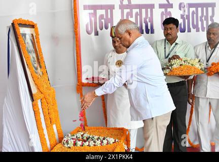 Patna, Inde. 17 avril 2024. PATNA, INDE - 17 AVRIL : le gouverneur du Bihar Rajendra Vishwanath Arlekar rend hommage à l'ancien ministre en chef du Bihar Vinodanand Jha à l'occasion de son anniversaire de naissance au S.K. Memorial Hall le 17 avril 2024 à Patna, en Inde. (Photo de Santosh Kumar/Hindustan Times/Sipa USA) crédit : Sipa USA/Alamy Live News Banque D'Images