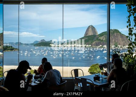 Vue sur la baie de Botafogo et la montagne de pain de sucre depuis le café du centre commercial Botafogo Praia, Rio de Janeiro, Brésil. Banque D'Images