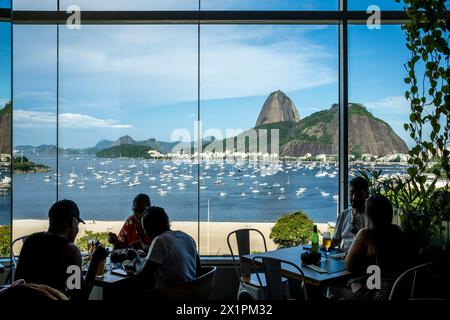 Vue sur la baie de Botafogo et la montagne de pain de sucre depuis le café du centre commercial Botafogo Praia, Rio de Janeiro, Brésil. Banque D'Images