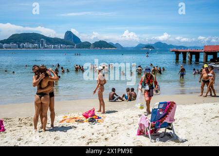 Population locale profitant du soleil sur la plage de Copacabana, Rio de Janeiro, État de Rio de Janeiro, Brésil. Banque D'Images