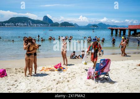 Population locale profitant du soleil sur la plage de Copacabana, Rio de Janeiro, État de Rio de Janeiro, Brésil. Banque D'Images