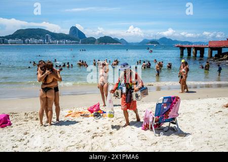 Population locale profitant du soleil sur la plage de Copacabana, Rio de Janeiro, État de Rio de Janeiro, Brésil. Banque D'Images