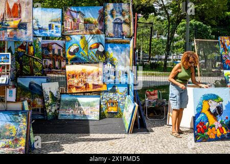 Art à vendre au marché du dimanche d'Ipanema (foire hippie), Rio de Janeiro, État de Rio de Janeiro, Brésil. Banque D'Images