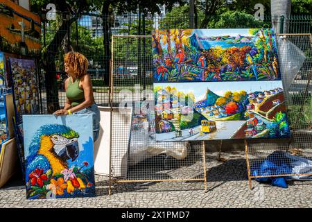 Art à vendre au marché du dimanche d'Ipanema (foire hippie), Rio de Janeiro, État de Rio de Janeiro, Brésil. Banque D'Images