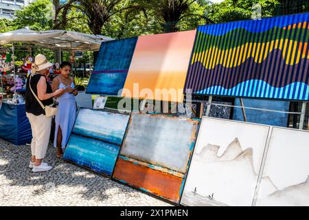 Art à vendre au marché du dimanche d'Ipanema (foire hippie), Rio de Janeiro, État de Rio de Janeiro, Brésil. Banque D'Images