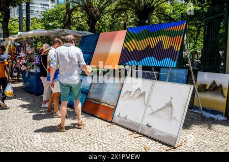 Art à vendre au marché du dimanche d'Ipanema (foire hippie), Rio de Janeiro, État de Rio de Janeiro, Brésil. Banque D'Images