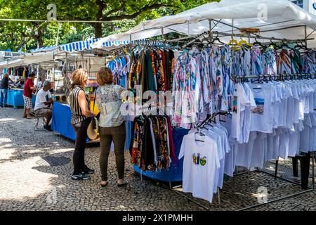 Les gens choisissent/achètent des vêtements au marché du dimanche d'Ipanema (foire hippie), Rio de Janeiro, État de Rio de Janeiro, Brésil. Banque D'Images