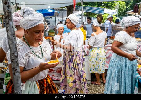 Femmes brésiliennes en costume traditionnel cuisiner et préparer la nourriture dans Un café au marché du dimanche d'Ipanema (foire hippie), Rio de Janeiro, Brésil. Banque D'Images