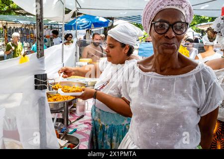 Les femmes brésiliennes en costume traditionnel servent de la nourriture dans Un café au marché du dimanche d'Ipanema (foire hippie), Rio de Janeiro, État de Rio de Janeiro, Brésil. Banque D'Images