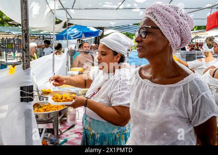 Les femmes brésiliennes en costume traditionnel servent de la nourriture dans Un café au marché du dimanche d'Ipanema (foire hippie), Rio de Janeiro, État de Rio de Janeiro, Brésil. Banque D'Images