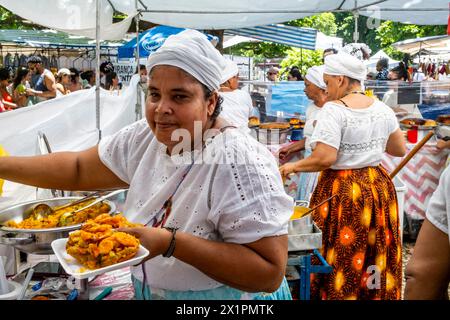 Les femmes brésiliennes en costume traditionnel servent de la nourriture dans Un café au marché du dimanche d'Ipanema (foire hippie), Rio de Janeiro, État de Rio de Janeiro, Brésil. Banque D'Images