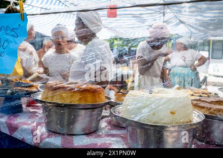 Femmes brésiliennes en costume traditionnel cuisiner et préparer la nourriture dans Un café au marché du dimanche d'Ipanema (foire hippie), Rio de Janeiro, Brésil. Banque D'Images