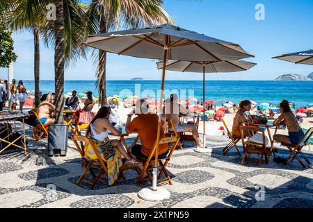 Visiteurs assis dans un café / bar en plein air sur la plage d'Ipanema, Ipanema, Rio de Janeiro, Brésil. Banque D'Images