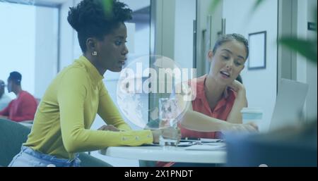 Deux amis divers, un afro-américain, un asiatique, travaillent ensemble Banque D'Images