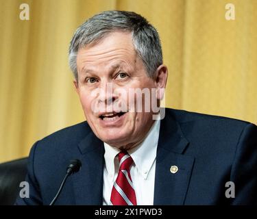 Washington, États-Unis. 17 avril 2024. Le sénateur américain Steve Daines (R-MT) s'exprimant lors d'une audience de la Commission des finances du Sénat au Capitole des États-Unis. Crédit : SOPA images Limited/Alamy Live News Banque D'Images