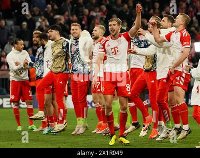 Munich, Allemagne. 17 avril 2024. Les joueurs du Bayern Munich célèbrent leur victoire après le match de football en quart de finale de l'UEFA Champions League 2nd Leg entre le Bayern Munich et Arsenal à Munich, en Allemagne, le 17 avril 2024. Crédit : Philippe Ruiz/Xinhua/Alamy Live News Banque D'Images