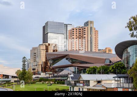 Adélaïde, Australie méridionale - 26 janvier 2024 : le quartier des affaires d'Adélaïde avec le nouveau Festival Plaza, le casino Skycity et le centre de congrès d'Adélaïde Banque D'Images