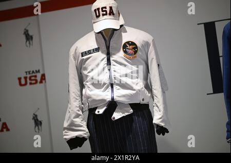 New York, États-Unis. 17 avril 2024. Ralph Lauren a conçu la collection d'uniformes des Jeux Olympiques d'été de Paris 2024 exposée au Team USA Media Summit au Marriott Marquis Hotel, New York, NY, le 17 avril 2024. (Photo par Anthony Behar/Sipa USA) crédit : Sipa USA/Alamy Live News Banque D'Images