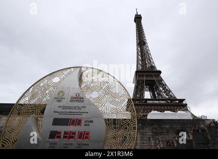 Paris, France. 17 avril 2024. Le compte à rebours des Jeux Olympiques de Paris 2024 est vu devant la Tour Eiffel à Paris, France, le 17 avril 2024. Crédit : Gao Jing/Xinhua/Alamy Live News Banque D'Images