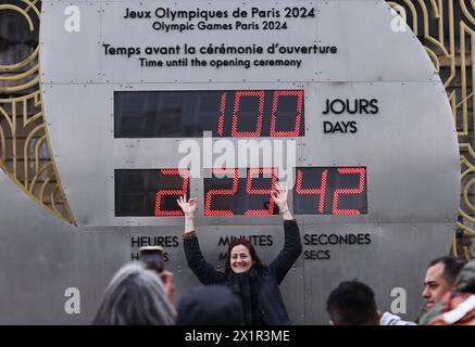 Paris, France. 17 avril 2024. Un touriste pose pour des photos avec un compte à rebours pour les Jeux Olympiques de Paris 2024 devant la Tour Eiffel à Paris, France, le 17 avril 2024. Crédit : Gao Jing/Xinhua/Alamy Live News Banque D'Images