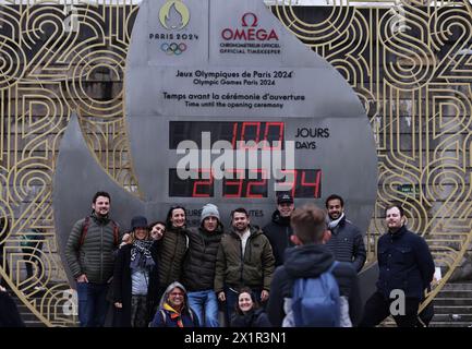 Paris, France. 17 avril 2024. Les touristes posent pour des photos avec un compte à rebours pour les Jeux Olympiques de Paris 2024 devant la Tour Eiffel à Paris, France, le 17 avril 2024. Crédit : Gao Jing/Xinhua/Alamy Live News Banque D'Images