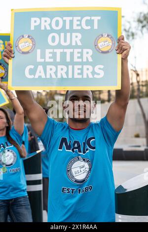 Las Vegas, Nevada, États-Unis. 17 avril 2024. Les facteurs du service postal des États-Unis se rassemblent pour dénoncer les problèmes de sécurité au palais de justice américain Lloyd D. George à Las Vegas, Nevada, le 17 avril 2024. Crédit : Dee CEE carter/Media Punch/Alamy Live News Banque D'Images