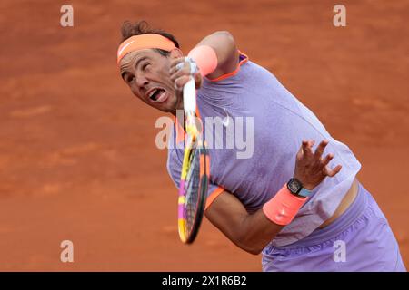 Barcelone, Espagne. 17 avril 2024. Rafael Nadal d'Espagne lors de son match de deuxième tour contre Alex de Minaur d'Australie le jour 3 de l'Open Banc Sabadell de Barcelone, ATP 500 tournoi de tennis au Real Club de Tenis Barcelona le 17 avril 2024 à Barcelone, Espagne - photo Jean Catuffe/DPPI crédit : DPPI Media/Alamy Live News Banque D'Images