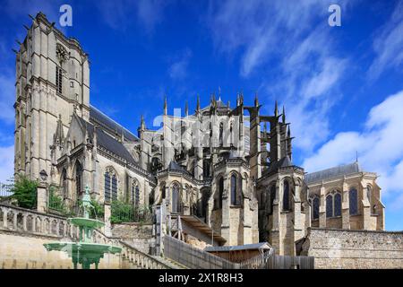 Blick von Süden auf Chor und Turm, romanisch-gotische Kathedrale Saint-Julien du Mans, le Mans, Departement Sarthe, Region pays de la Loire, Frankreich *** vue du sud à Chor et tour, Cathédrale gothique romane Saint Julien du Mans, le Mans, Departement Sarthe, Region pays de la Loire, France Banque D'Images