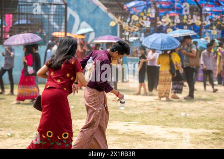 16 avril 2024, Rangamati, Chattogram, Bangladesh : le Festival Baisabi des collines s'est terminé avec le Sangrai ou festival de l'eau de la communauté Marma à Rangamati. La tristesse et la tristesse de la vieille année sont emportées et la nouvelle année est accueillie à travers ce festival de l'eau. Festival de l'eau de Sangrai étant le principal événement social de Marmas, le festival de Sangrai est célébré avec grande pompe par la communauté Marma. Bien que le festival de Baisabi se termine par le festival de l'eau au stade Rangamati Ching HLA Mong mari, le festival de Baisabi se poursuivra jusqu'à la fin avril dans les zones reculées de la hil Banque D'Images