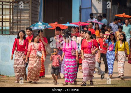 16 avril 2024, Rangamati, Chattogram, Bangladesh : le Festival Baisabi des collines s'est terminé avec le Sangrai ou festival de l'eau de la communauté Marma à Rangamati. La tristesse et la tristesse de la vieille année sont emportées et la nouvelle année est accueillie à travers ce festival de l'eau. Festival de l'eau de Sangrai étant le principal événement social de Marmas, le festival de Sangrai est célébré avec grande pompe par la communauté Marma. Bien que le festival de Baisabi se termine par le festival de l'eau au stade Rangamati Ching HLA Mong mari, le festival de Baisabi se poursuivra jusqu'à la fin avril dans les zones reculées de la hil Banque D'Images