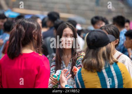 16 avril 2024, Rangamati, Chattogram, Bangladesh : le Festival Baisabi des collines s'est terminé avec le Sangrai ou festival de l'eau de la communauté Marma à Rangamati. La tristesse et la tristesse de la vieille année sont emportées et la nouvelle année est accueillie à travers ce festival de l'eau. Festival de l'eau de Sangrai étant le principal événement social de Marmas, le festival de Sangrai est célébré avec grande pompe par la communauté Marma. Bien que le festival de Baisabi se termine par le festival de l'eau au stade Rangamati Ching HLA Mong mari, le festival de Baisabi se poursuivra jusqu'à la fin avril dans les zones reculées de la hil Banque D'Images